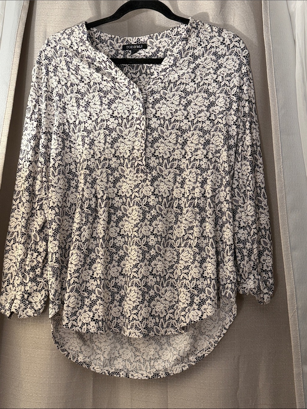 Roz & Ali Black and White Floral Lace-Print Tunic Blouse